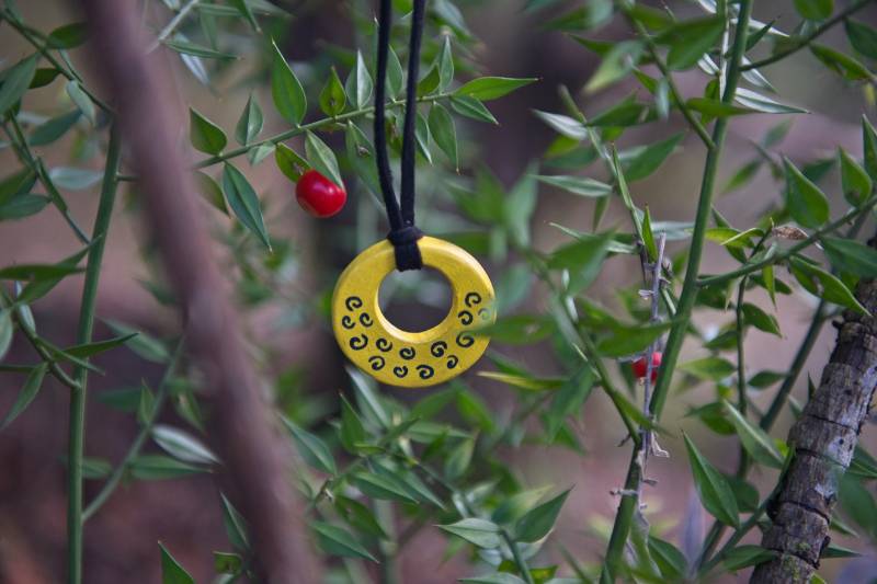 Anhänger, Runde Form, Gelbe Farbe, Blau Wirbelt, Handarbeit, Luft Trocknen Ton, Boho Anhänger, Runde Form, Gelbe Farbe, Blau Wirbelt, Handarbeit, Luft Trocknen Ton, Boho von MoxiCraftGR