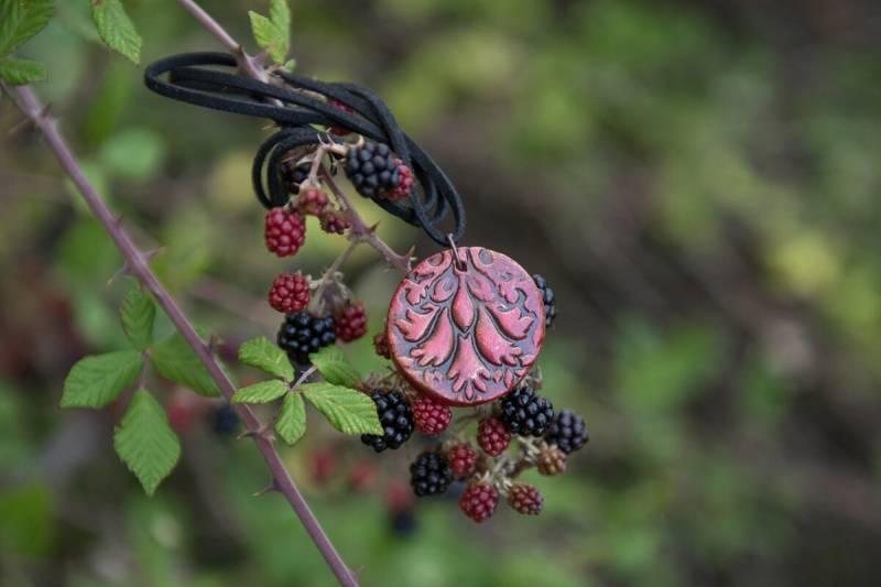 Anhänger, Runde Form, Geprägt, Floralen Design, Handgefertigt, Luft Trocknen Ton, Rot Und Gold Patina, Boho Anhänger, Runde Form, Geprägt, Floralen Design, Handgefertigt, Luft Trocknen Ton, Rot Und Gold Patina, Boho von MoxiCraftGR