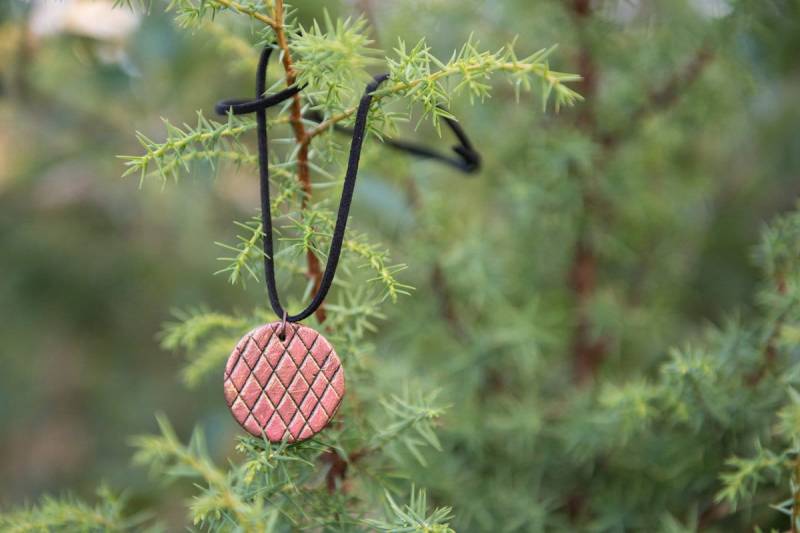 Anhänger, Runde Form, Geprägt, Raute Design, Handgefertigt, Luft Trocknen Ton, Apricot Farbe Und Gold Patina, Boho Anhänger, Runde Form, Geprägt, Raute Design, Handgefertigt, Luft Trocknen Ton, Apricot Farbe Und Gold Patina, Boho von MoxiCraftGR