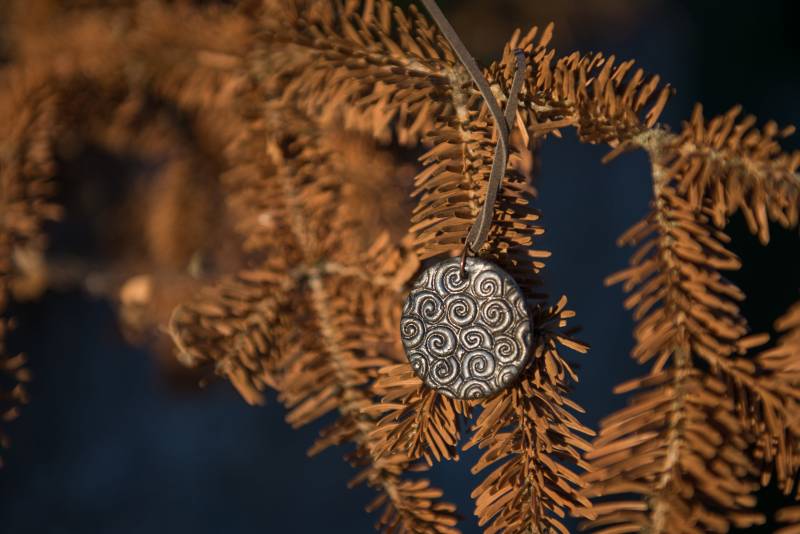 Anhänger, Runde Form, Geprägt Wirbel Design, Handarbeit, Luft Trocknen Ton, Blaue Farbe Und Gold Patina, Boho Anhänger, Runde Form, Geprägt Wirbel Design, Handarbeit, Luft Trocknen Ton, Blaue Farbe Und Gold Patina, Boho von MoxiCraftGR