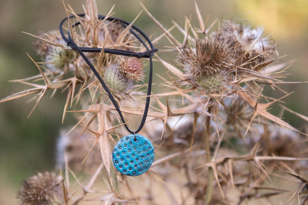 Anhänger, Runde Form, Geprägte Kreise Design, Handgefertigt, Luft Trocknen Ton, Blaue Farbe, Boho Anhänger, Runde Form, Geprägte Kreise Design, Handgefertigt, Luft Trocknen Ton, Blaue Farbe, Boho von MoxiCraftGR