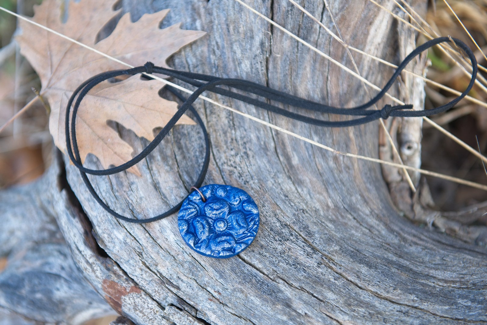 Anhänger, Runde Form, Geprägtem Floralen Design, Handarbeit, Luft Trocknen Ton, Blaue Farbe, Silber Patina, Boho Anhänger, Runde Form, Geprägtem Floralen Design, Handarbeit, Luft Trocknen Ton, Blaue Farbe, Silber Patina, Boho von MoxiCraftGR