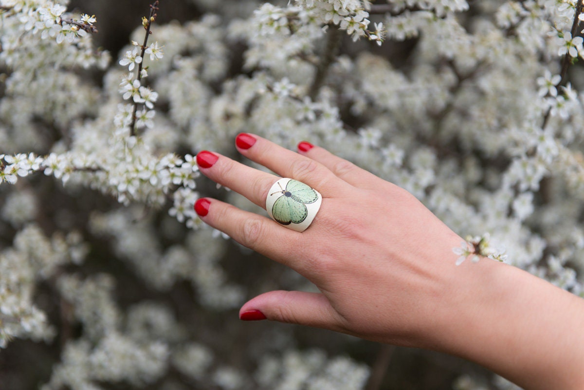 Hölzerne Aussagering, Breitband-Ring, Grüner Schmetterling, Boho Hölzerne Aussagering, Breitband-Ring, Grüner Schmetterling, Boho von MoxiCraftGR