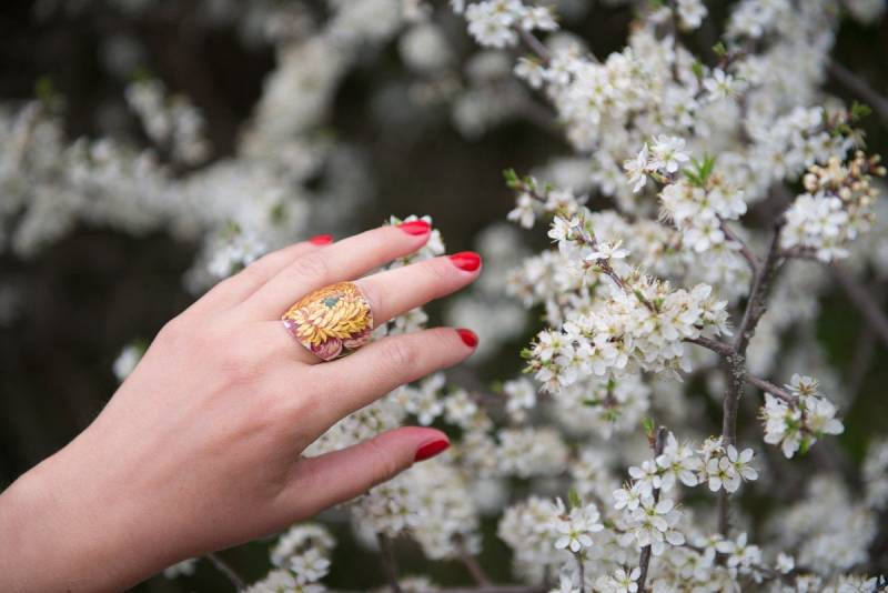 Hölzerne Aussagering, Breites Band Ring, Gelbe Blume, Blumen, Boho Hölzerne Aussagering, Breites Band Ring, Gelbe Blume, Blumen, Boho von MoxiCraftGR