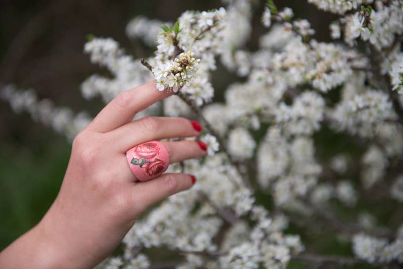Hölzerne Aussagering, Breites Bandring, Rote Rosen, Blumen, Craquelé-Effekt, Boho Hölzerne Aussagering, Breites Bandring, Rote Rosen, Blumen, Craquelé-Effekt, Boho von MoxiCraftGR