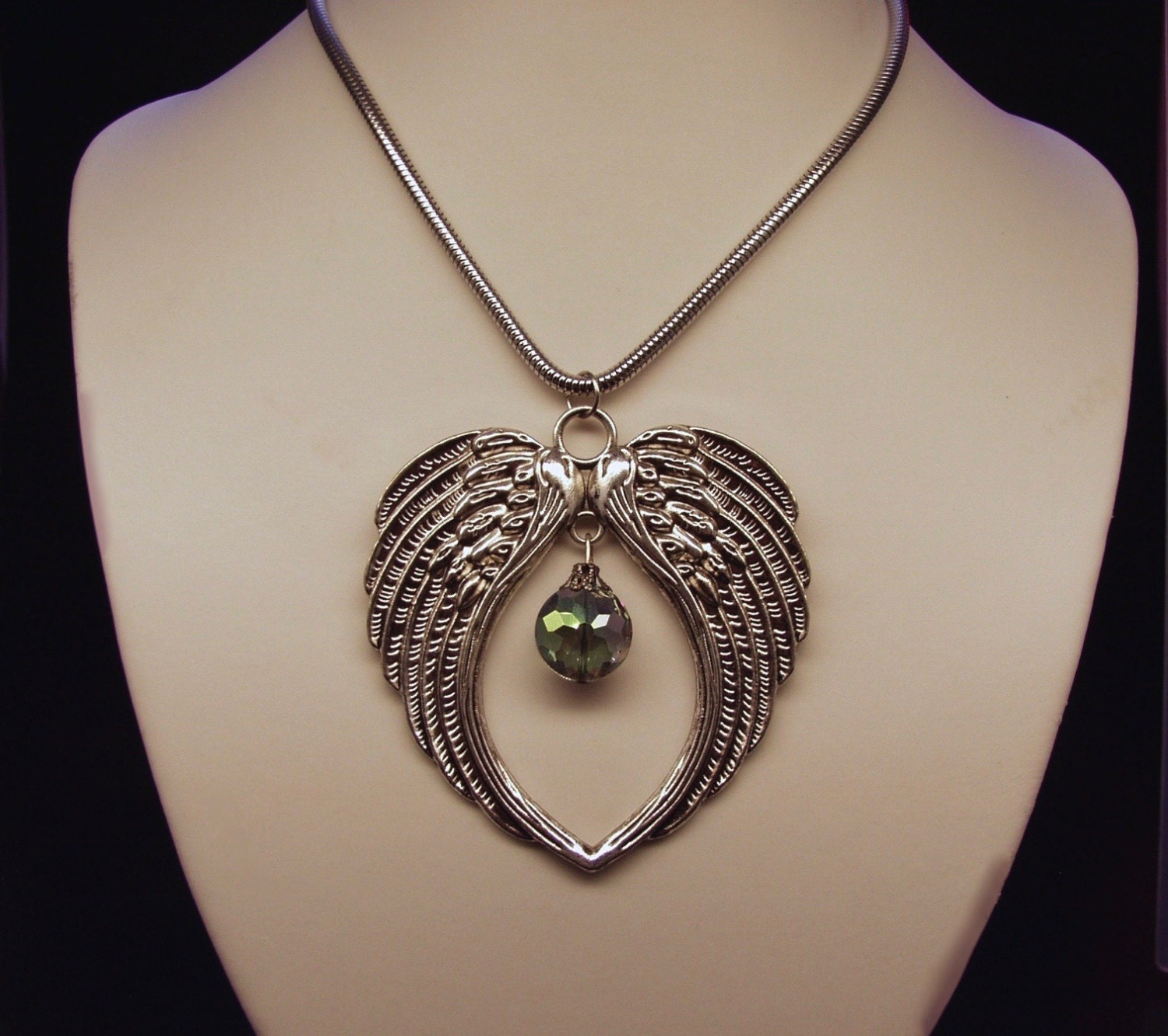Kette Extra Großer Engelsflügel Anhänger Mit Perle An 18" Edelstahlkette Kette Extra Großer Engelsflügel Anhänger Mit Perle An 18" Edelstahlkette von MoxieandMojoFashion