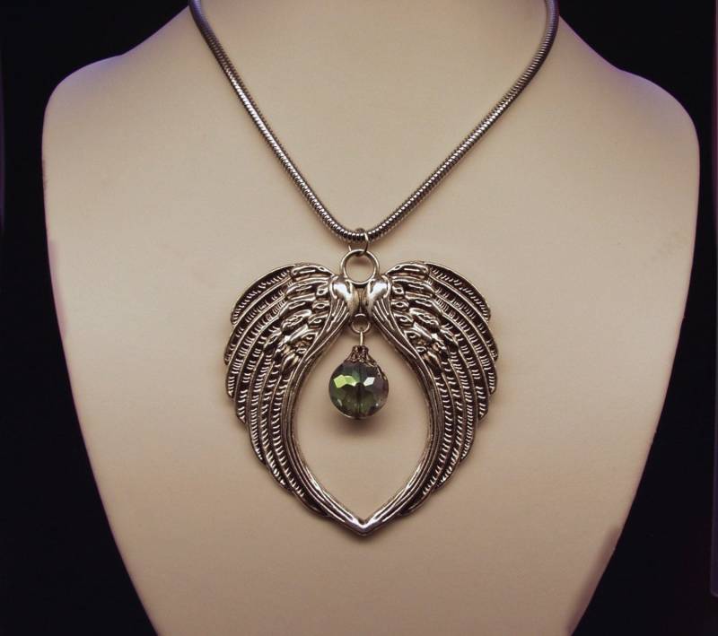 Kette Extra Großer Engelsflügel Anhänger Mit Perle An 18" Edelstahlkette Kette Extra Großer Engelsflügel Anhänger Mit Perle An 18" Edelstahlkette von MoxieandMojoFashion