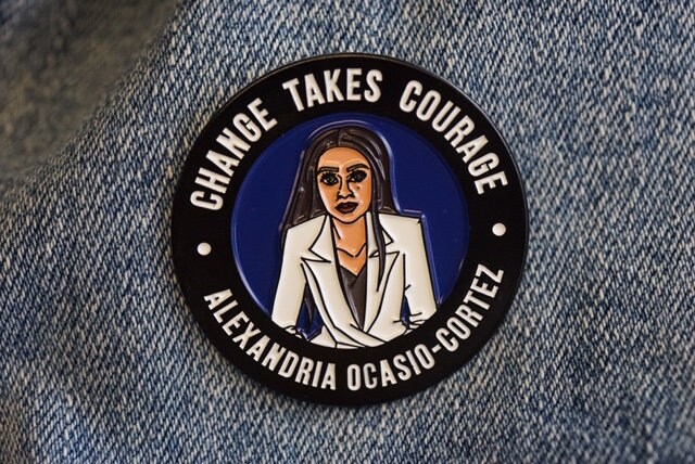 Alexandria Ocasio-Cortez "Wandel Braucht Mut" Pin von MoxxieCo
