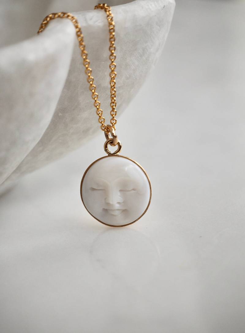 Perle Mond Anhänger Halskette, Zierliche 14K Gold Filled Boho Layering Silberkette, Mann Im Geschnitztes Perlmutt Gesicht von MoyJewelryDesign