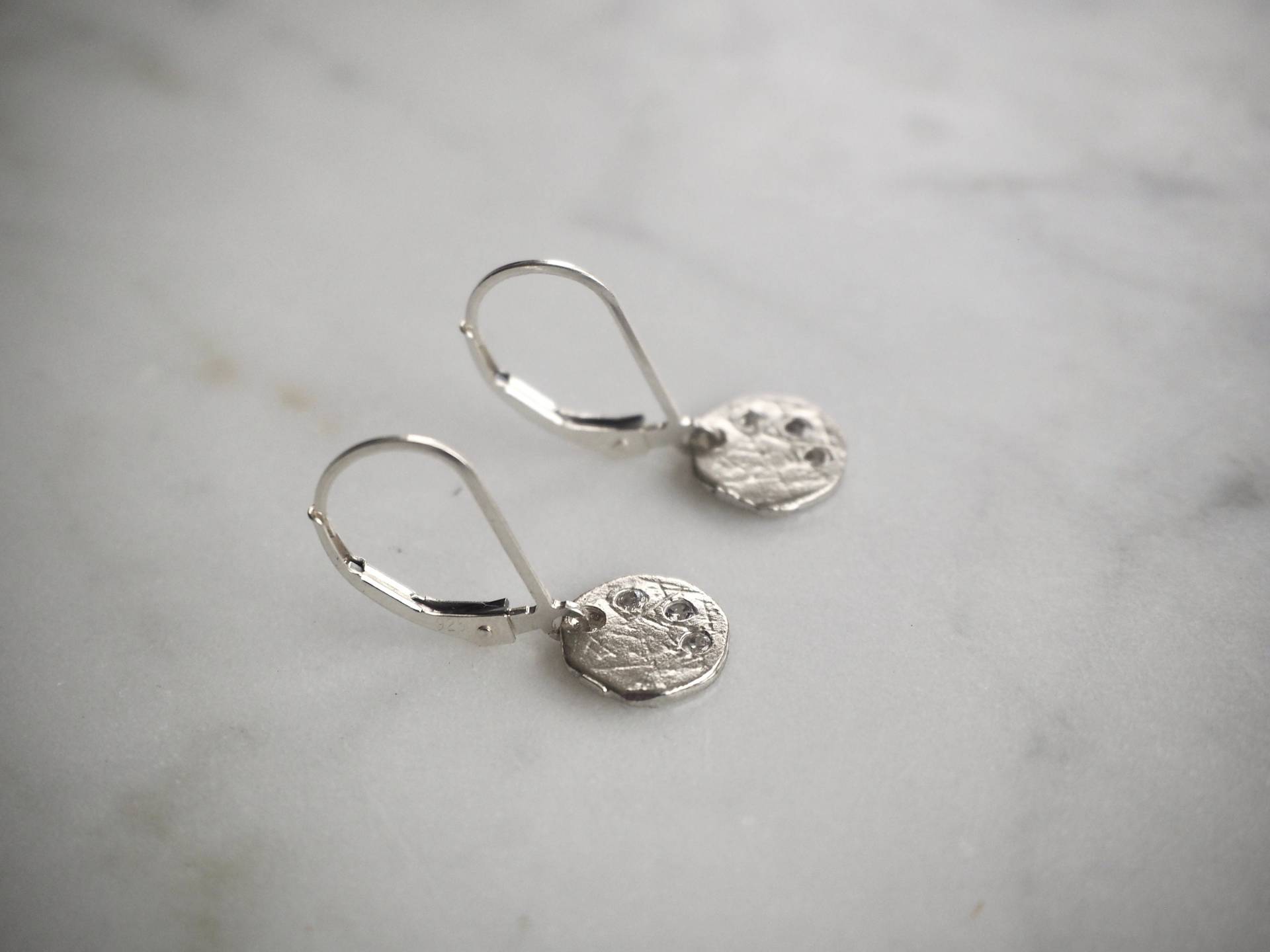 Zierliche Sterling Silber Scheiben Ohrringe Cz Ohrringe Zierliche Sterling Silber Scheiben Ohrringe Cz Ohrringe von MoyJewelryDesign