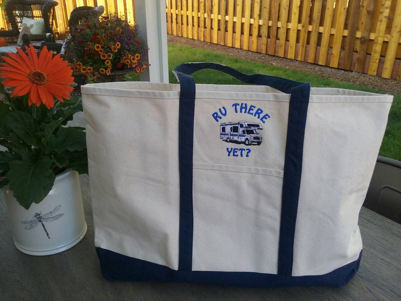 Tasche Aus Canvas Mit Niedlichen Kleinen Campern Bestickt. Haben Auch Eine Einem Klasse C Rv Tasche Aus Canvas Mit Niedlichen Kleinen Campern Bestickt. Haben Auch Eine Einem Klasse C Rv von Moyocraftsandmore