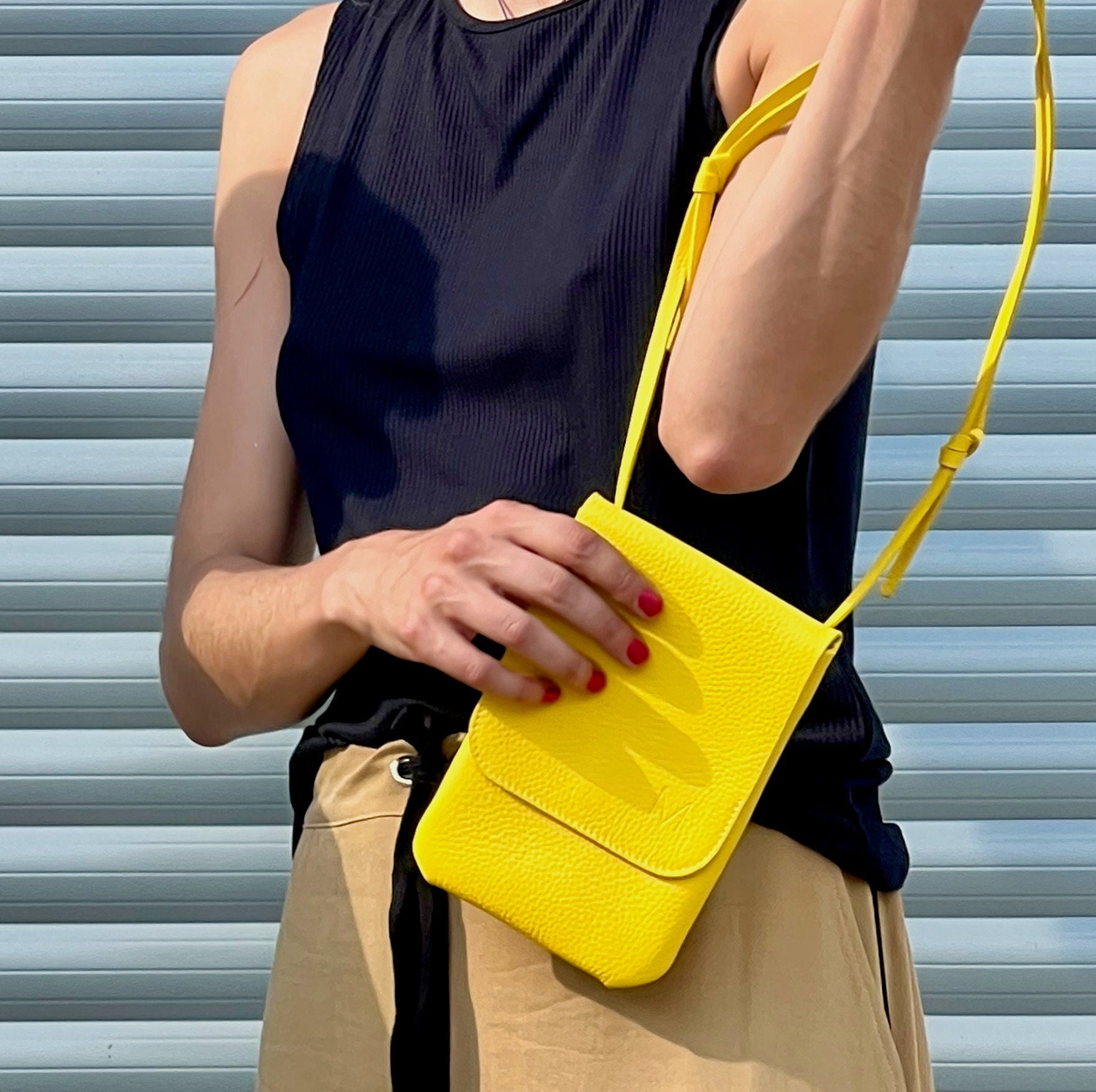 Leder Handytasche Zum Umhängen Oder Um Die Hüfte Getragen, Echt Umhängetasche, Gürteltasche, Edle Handy Tasche, Zeitlose Ausgehtasche von MplusDesign