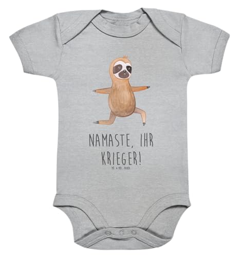 Mr. & Mrs. Panda 1. - 3. Monat Organic Baby Body Faultier Yoga - Geschenk, Entspannung, Namaste, Junge, Baby Erstausstattung, Krieger, Wickelbody, von Mr. & Mrs. Panda