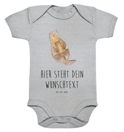 Mr. & Mrs. Panda 1. - 3. Monat Personalisierter Baby Body Otter mit Kind - Personalisierte Geschenke, Personalisierter Babystrampler, Seeotter, von Mr. & Mrs. Panda