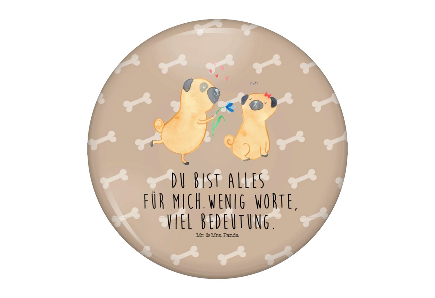 Mr. & Mrs. Panda Anstecknadel Mops Verliebt - Hundeglück - Geschenk, Hundeliebe, Pin 50 mm, Liebe, (Packung, 1-tlg., 50mm Button Mops verliebt), Symbol für Freundschaft von Mr. & Mrs. Panda