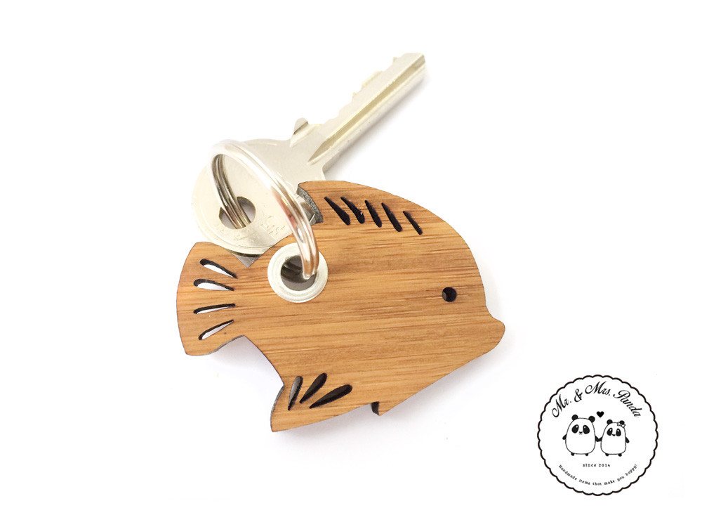 Mr. & Mrs. Panda Schlüsselanhänger Fisch - Geschenk, Taufe, Aquarium, Anhänger, Holzschlüsselanhänger, M (Packung, 1-tlg., Schlüsselanhänger Fisch), Nachhaltiges Material von Mr. & Mrs. Panda