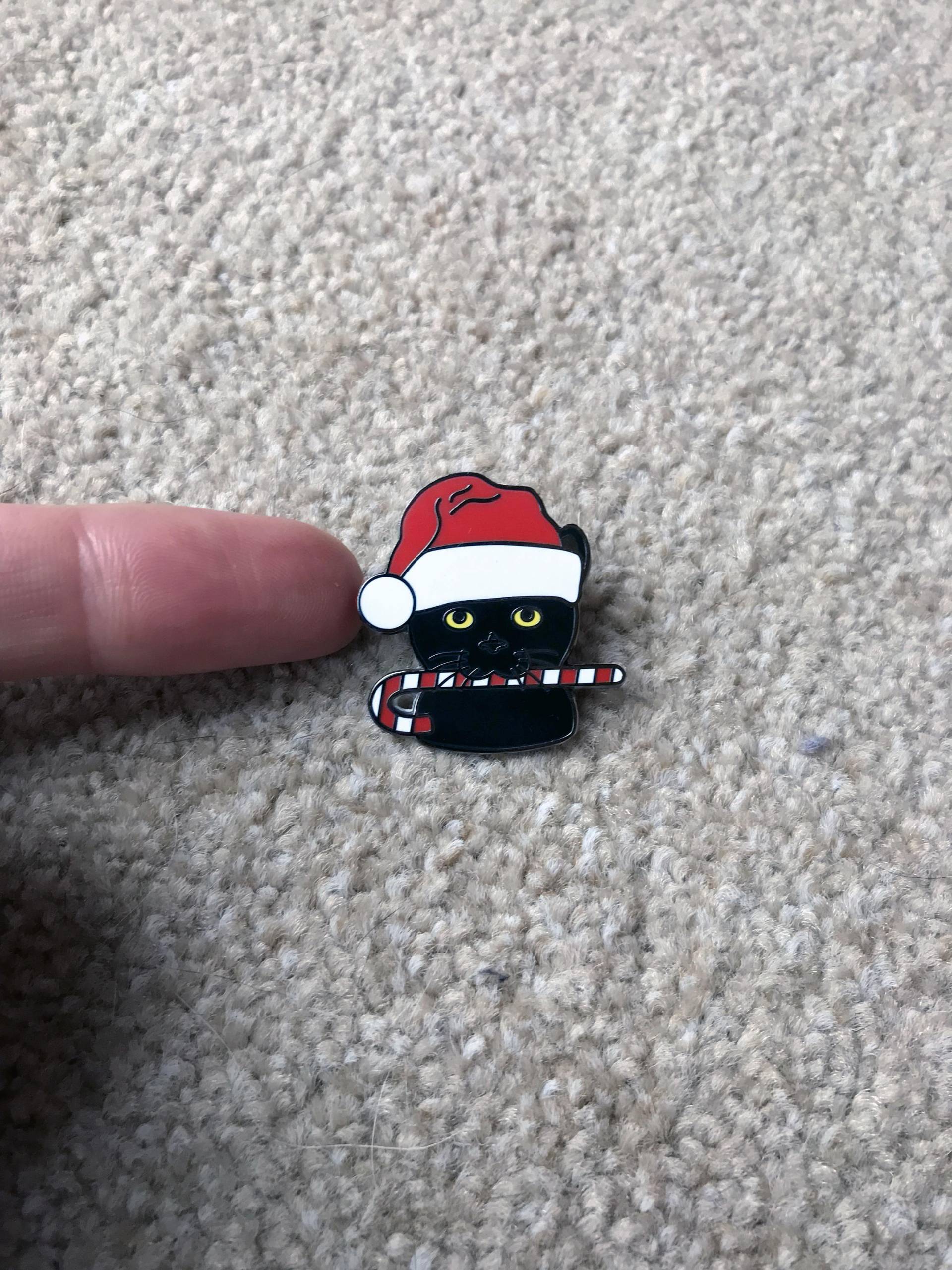 Christmas Cat Santa Paws Cute Festive Candy Cane Pin Badge Christmas Cat Santa Paws Cute Festive Candy Cane Pin Badge von MrBonesTreasures