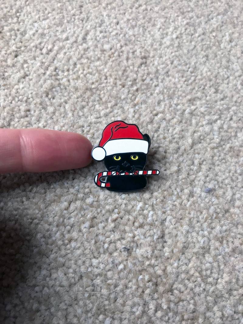 Christmas Cat Santa Paws Cute Festive Candy Cane Pin Badge Christmas Cat Santa Paws Cute Festive Candy Cane Pin Badge von MrBonesTreasures