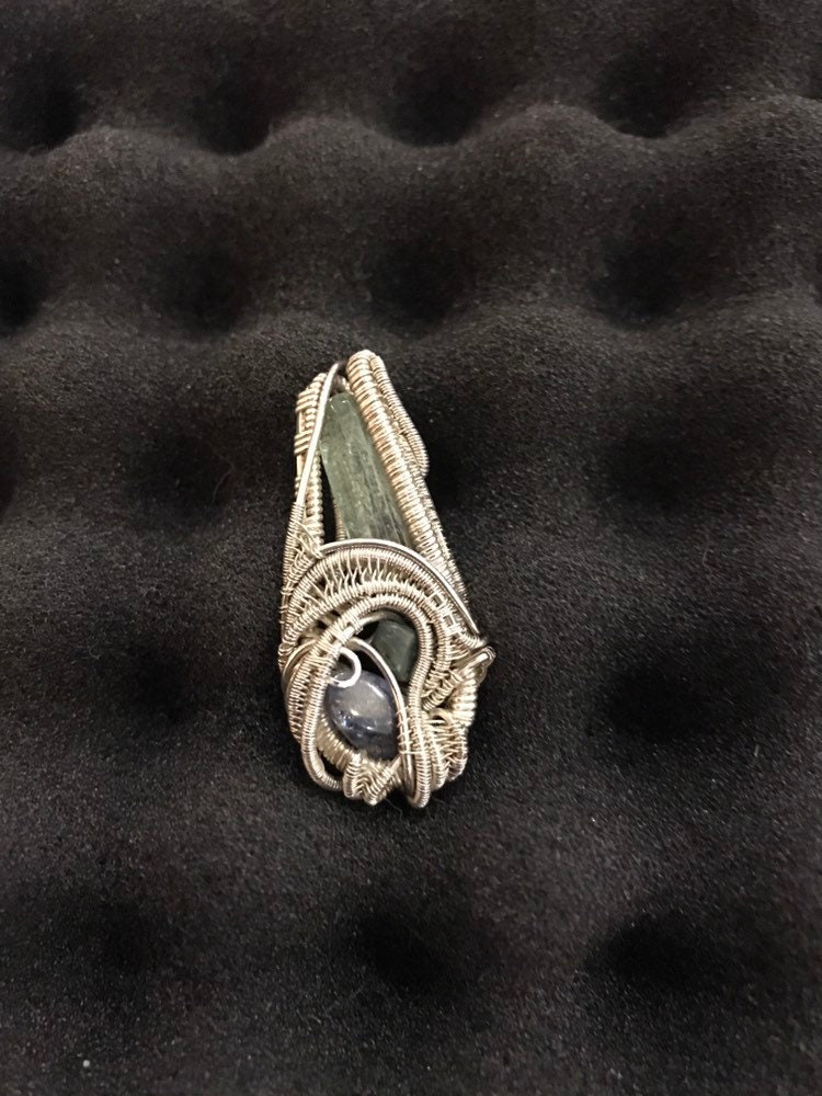 Aquamarin, Smaragd & Tansanit Sterling Silber Wire Wrapped Anhänger Aquamarin, Smaragd & Tansanit Sterling Silber Wire Wrapped Anhänger von MrLupert