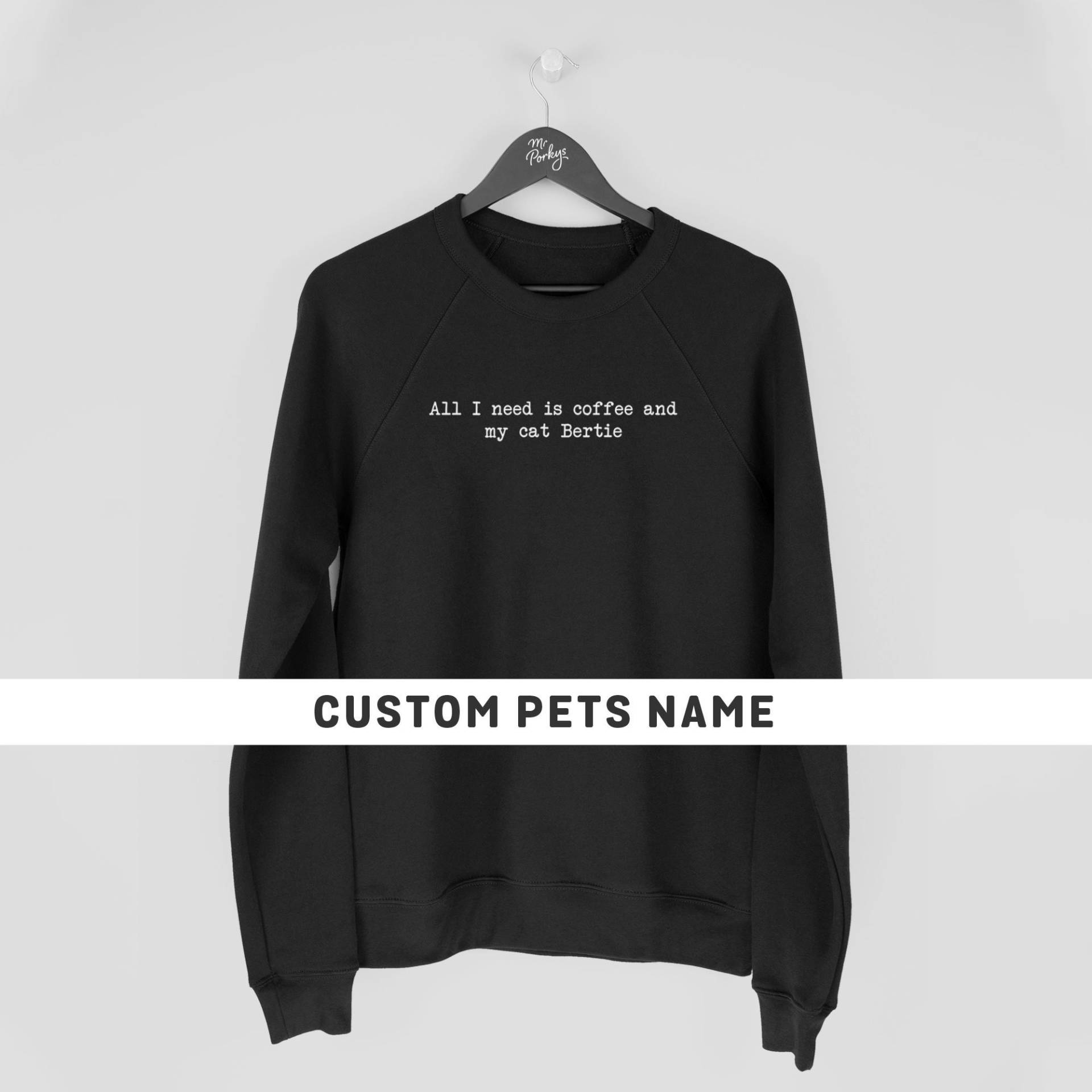 Alles, Was Ich Brauche, Ist Kaffee Und Meine Katze Sweatshirt, Benutzerdefinierte Katzen Personalisierte Katzenliebhaber Geschenk, Lustige Pullover von MrPorkysGiftShop