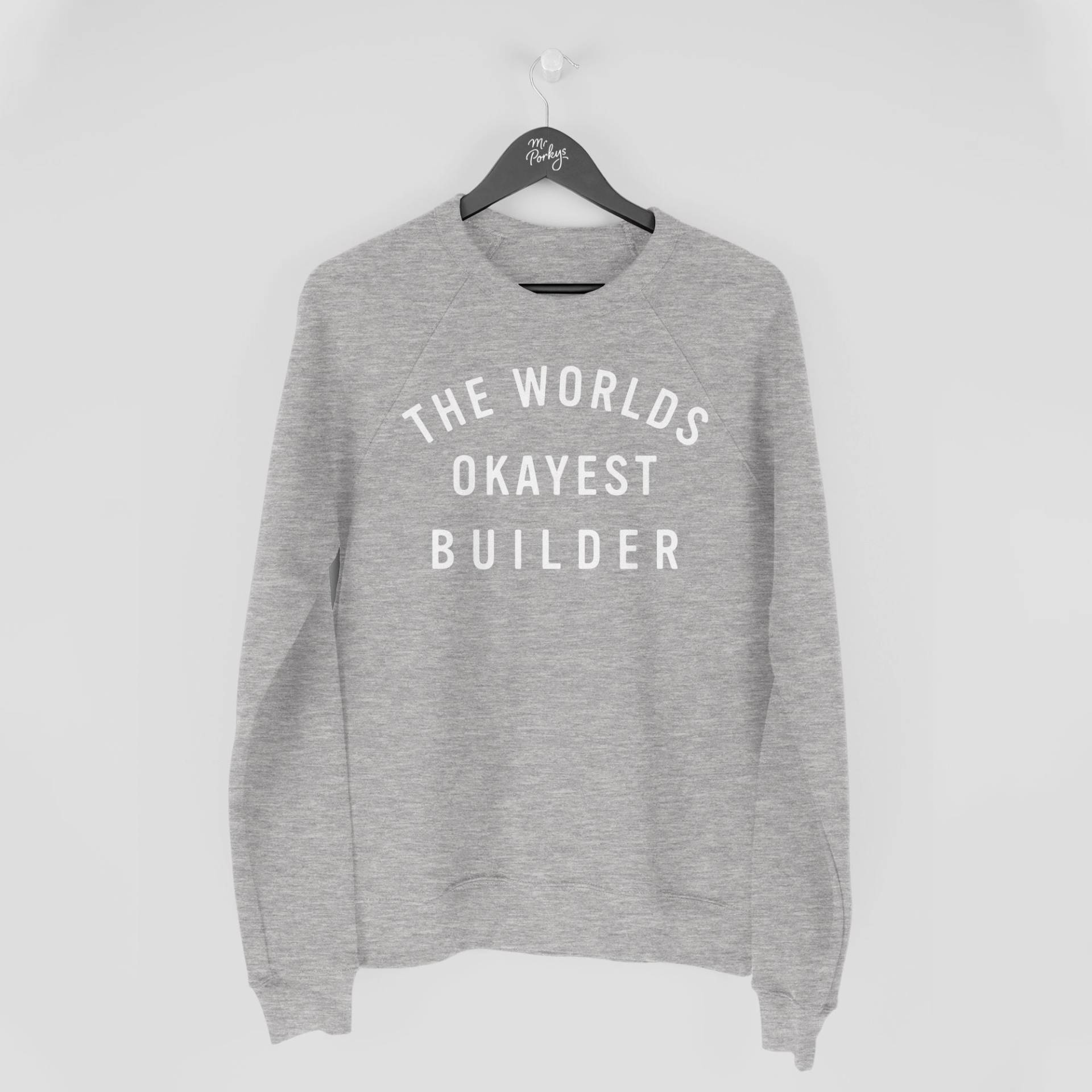 Builder Geschenk, Sweatshirt, Worlds Okayest Builder, Lustiges Geschenk von MrPorkysGiftShop