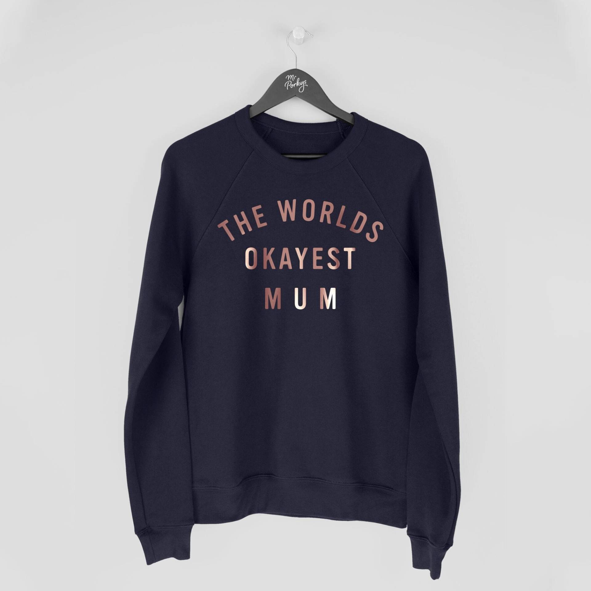 Lustige Geschenke Für Mama, Mama Sweatshirt, Worlds Okayest Shirt von MrPorkysGiftShop