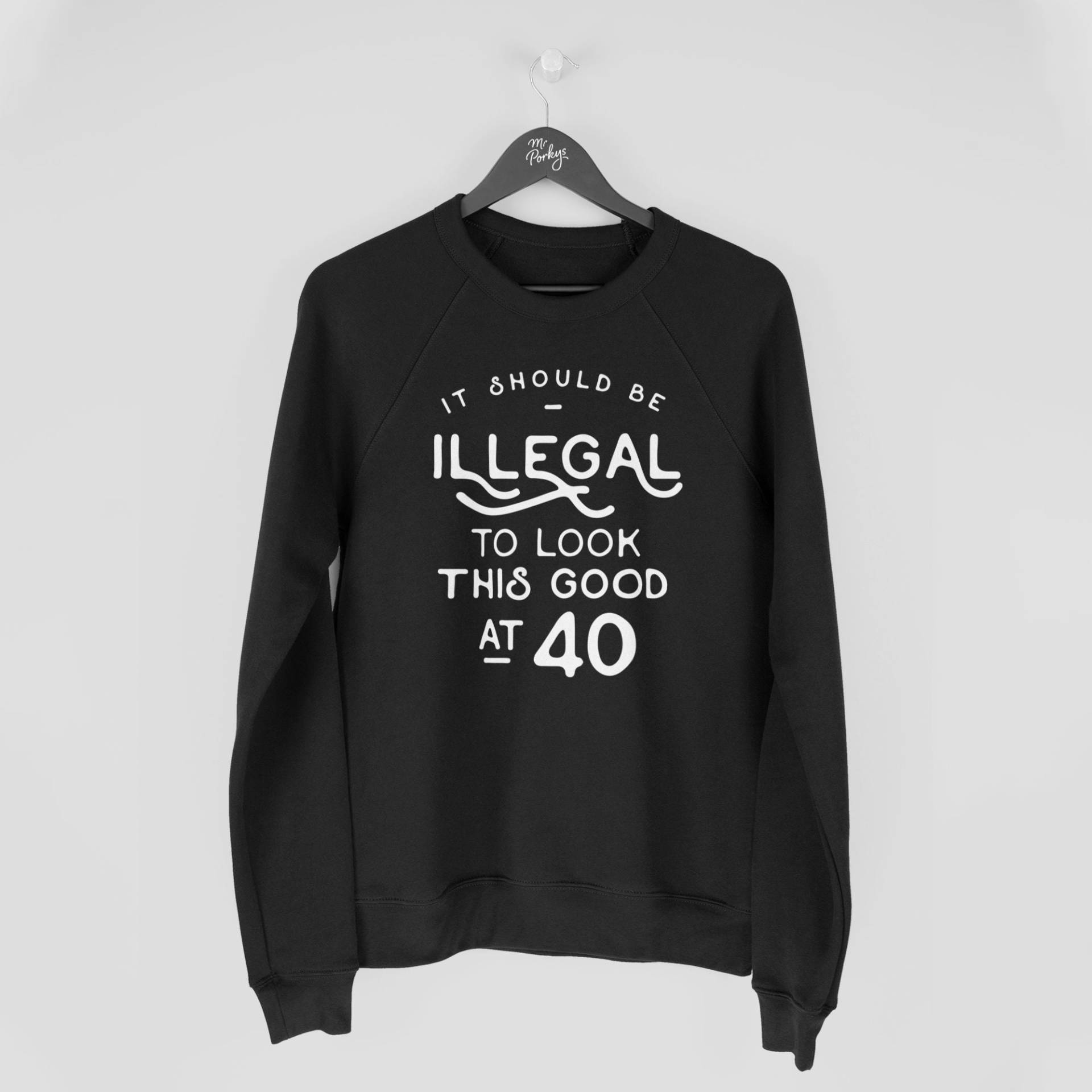 Lustiges 40.geburtstag Sweatshirt, Es Sollte Verboten Sein, Bei 40 Pullover, Geschenk Pullover Zum So Gut Auszusehen von MrPorkysGiftShop