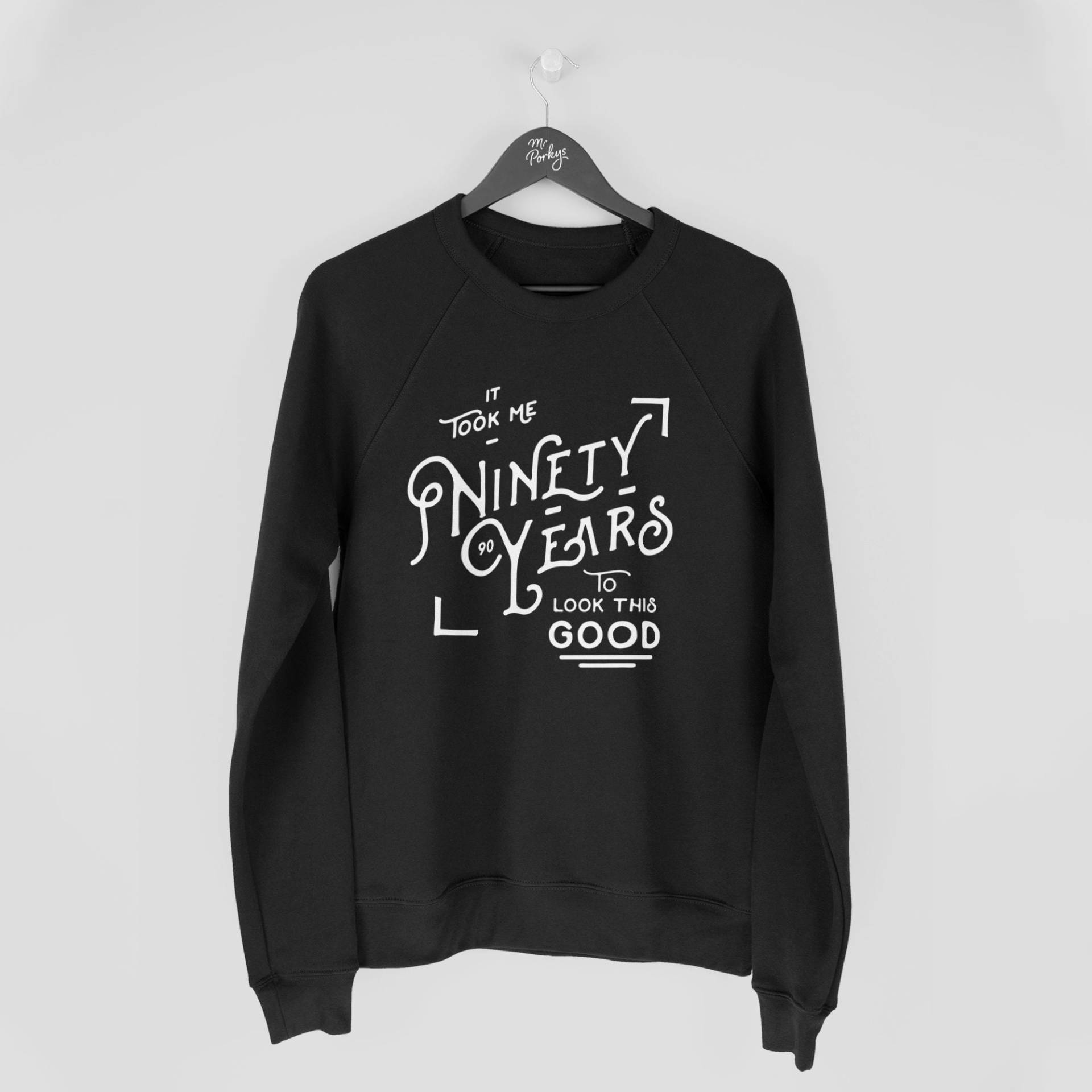 Lustiges 90. Geburtstag Sweatshirt, Es Dauerte 90 Jahre, Um So Gut Auszusehen, Geschenk Pullover von MrPorkysGiftShop