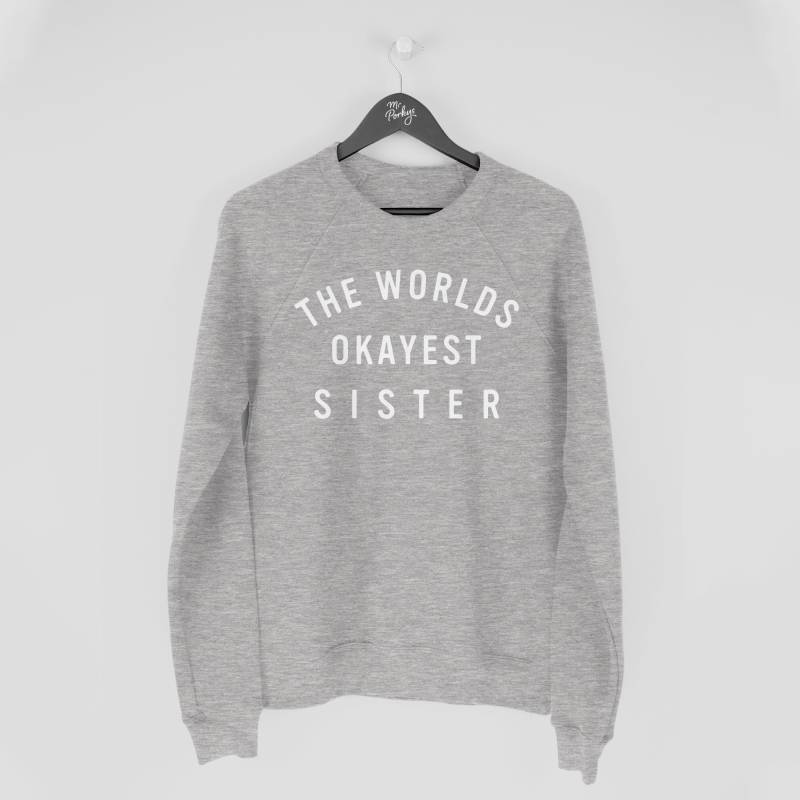 Schwester Geschenk, Sweatshirt, Worlds Okayest Schwester, Lustige Geschenke von MrPorkysGiftShop