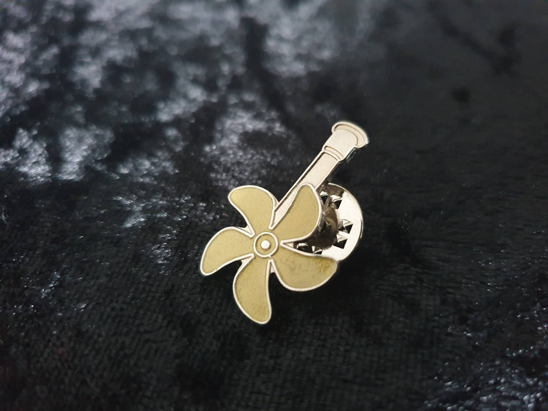 Vintage Promotion Pin, Propeller Marine Badge, Miniature Toys, Gift For Motor Lover von MrVintageToySurprise