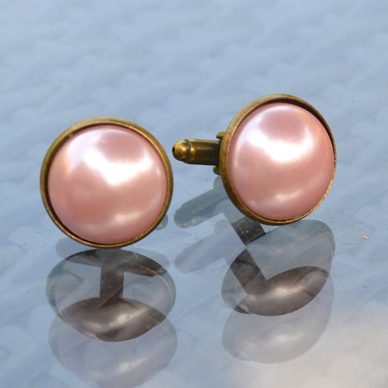 Blass Rosa Perlen Cabochon Manschettenknöpfe in Antiquet T-Bar Manschettenknopf Montur von MrWickstead