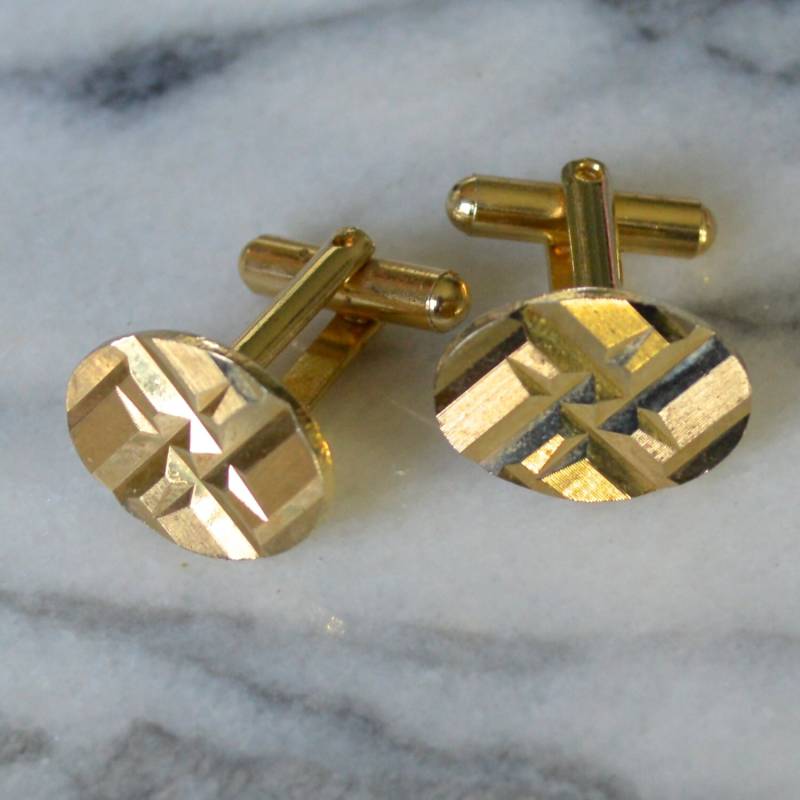 Manschettenknöpfe Gold Diamant-Schliff Muster Ovale Formen Mit T Bar Fittings - Vergoldetes Metall 1970Er Jahre Mode-Accessoire von MrWickstead