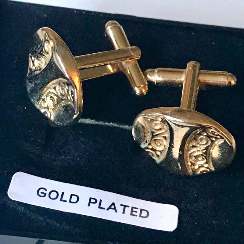 Vergoldete Manschettenknöpfe - T-Bar-Armaturen Ovales Prägemuster Wahlweise Schlicht Oder Mit Roter Emaille Geschenkbox von MrWickstead