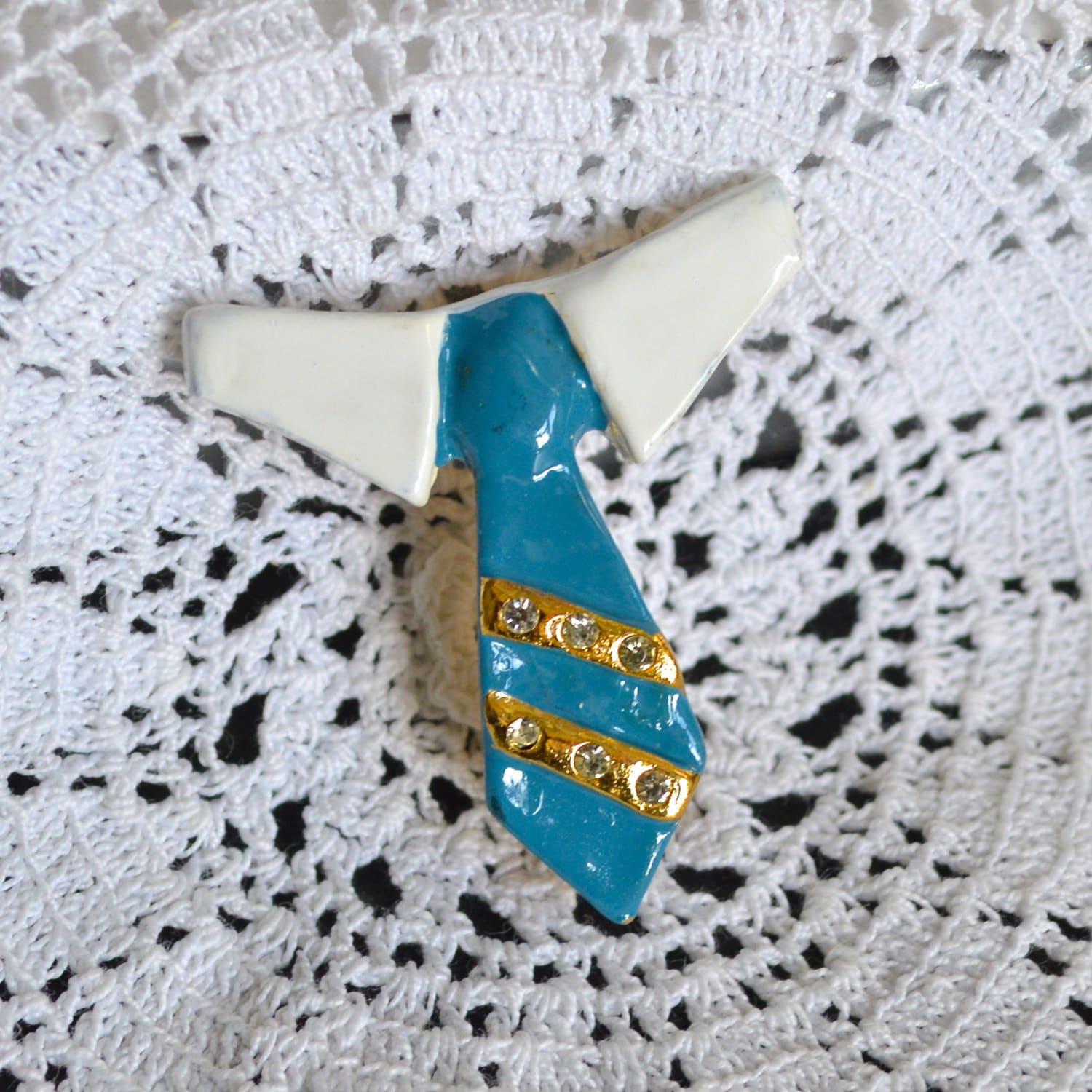 Vintage Revers Brosche - Hemdkragen Und Krawatte Goldton Weißer Kragen Hellblaue Geschenk Für Männer New Old Stock Circa 1970Er Jahre von MrWickstead