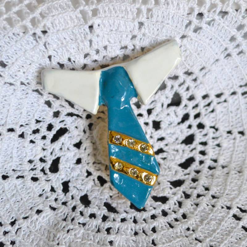 Vintage Revers Brosche - Hemdkragen Und Krawatte Goldton Weißer Kragen Hellblaue Geschenk Für Männer New Old Stock Circa 1970Er Jahre von MrWickstead