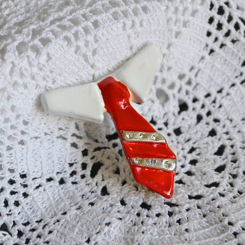 Vintage Revers Brosche - Hemdkragen Und Krawatte Goldton Weißer Kragen Rote Goldstreifen New Old Stock Circa 1970Er Jahre von MrWickstead