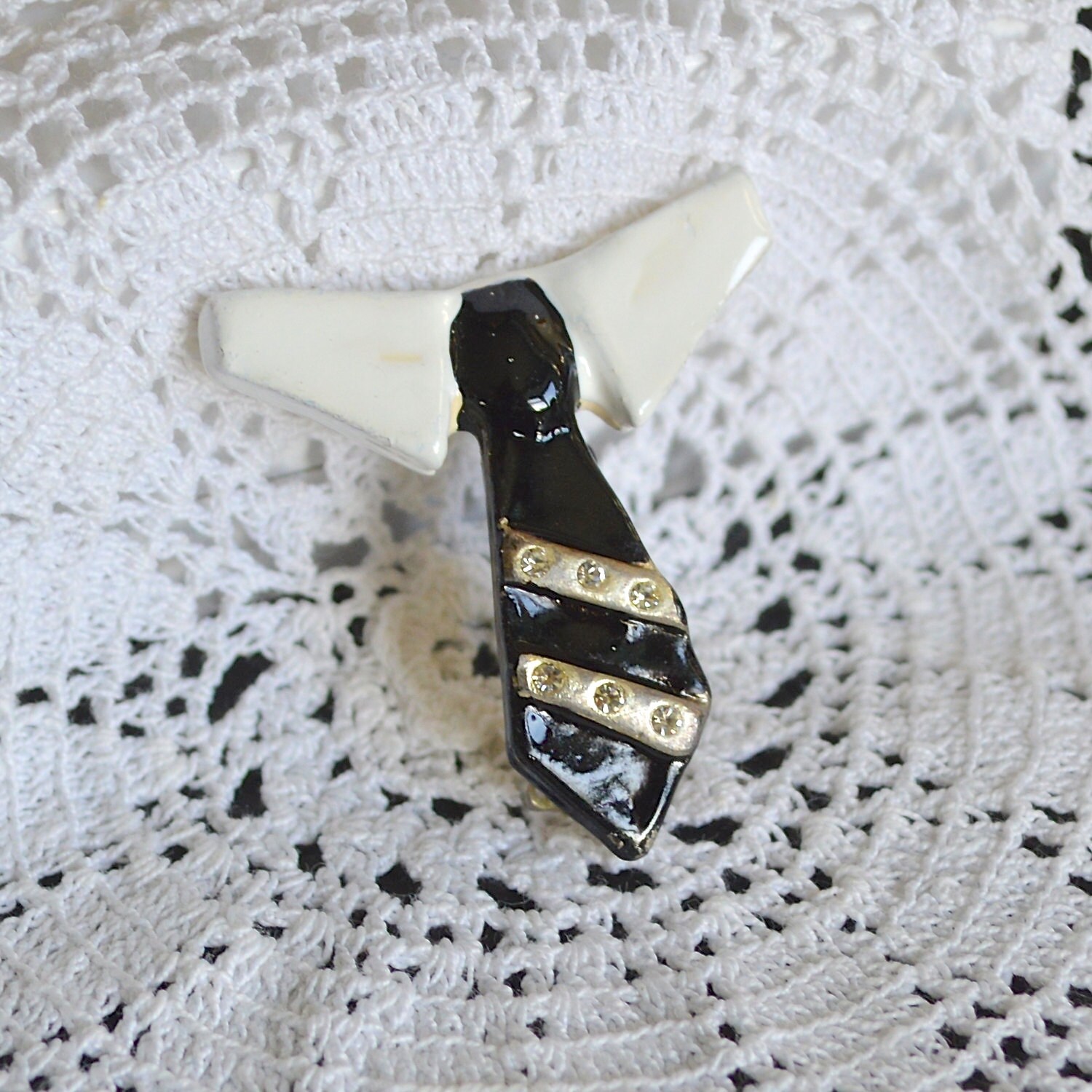 Vintage Revers Brosche - Hemdkragen Und Krawatte Goldton Weißer Kragen Schwarze Goldstreifen 1970Er Jahre von MrWickstead