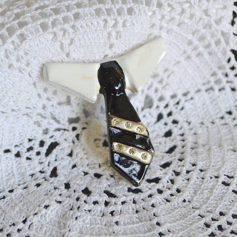 Vintage Revers Brosche - Hemdkragen Und Krawatte Goldton Weißer Kragen Schwarze Goldstreifen 1970Er Jahre von MrWickstead