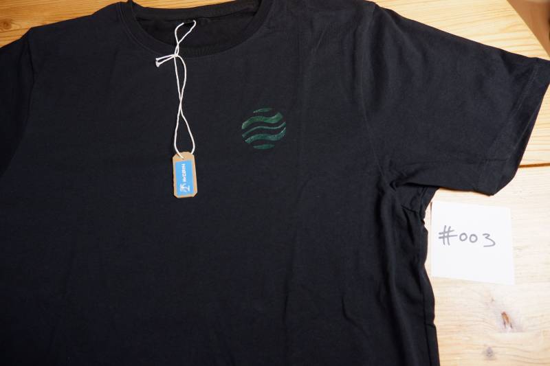 Earthpositive Handprinted Beachsurfboard T-Shirt | Black Unisex L Earthpositive Handprinted Beachsurfboard T-Shirt | Black Unisex L von MrZoltN