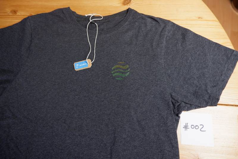 Earthpositive Handprinted Beachsurfboard T-Shirt | Melangeblack Unisex L Earthpositive Handprinted Beachsurfboard T-Shirt | Melangeblack Unisex L von MrZoltN