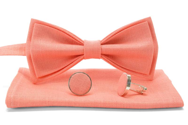 Handgefertigte Leinenfliege Hochzeitskrawatte in Korallenrot-Lachs von Mrlinentie