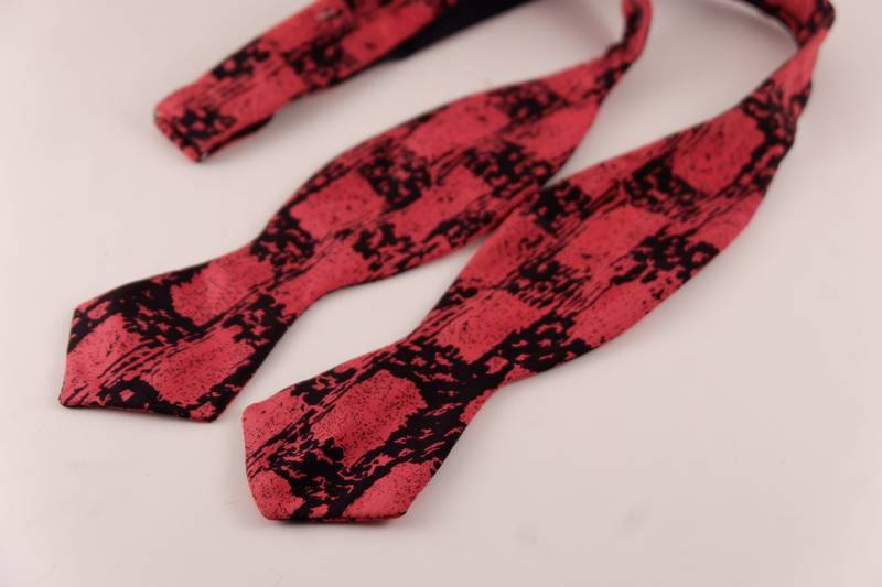 Rosa Seide Schmetterling Fliege/Carston Von Michigan Avenue/1950 Rosa Seide Schmetterling Fliege/Carston Von Michigan Avenue/1950 von MrsBabbitts