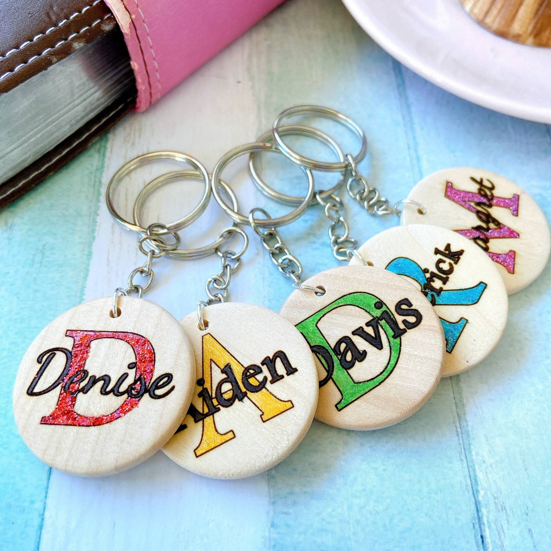 Personalisierter Namens-Holz-Schlüsselring, Alphabet-Namen-Schlüsselring. Kinder Name Schlüsselanhänger, Custom Made Keyring von MrsBeadsAccessories