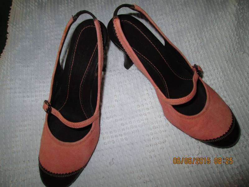 Absolut Liebling Mary Jane Stil Wildleder Und Leder Cole Haan Fersen. Größe 6B. Exzellenter Vintage Zustand von MrsHummelsBasement