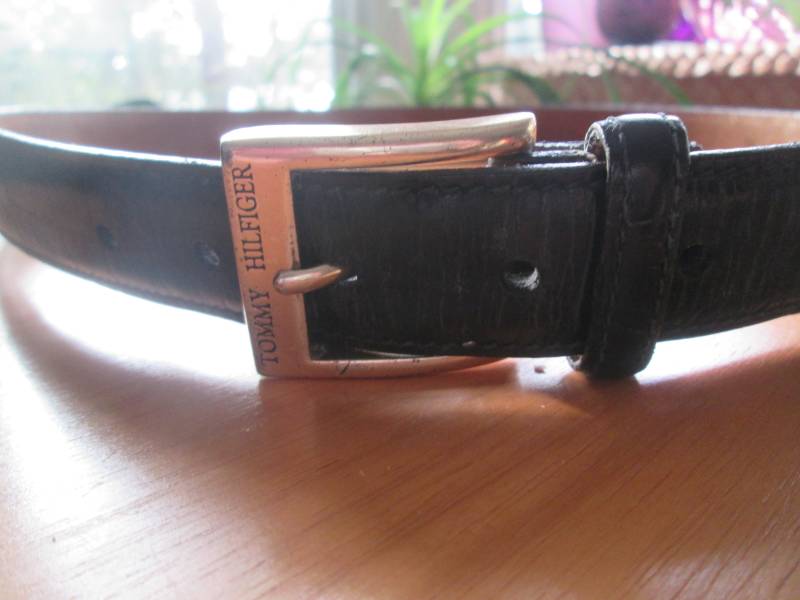 Jahrgang Tommy Hilfiger Schwarz Strukturierter Ledergürtel Mit Silberfarbenen Schnalle. Hergestellt in Usa Größe 38 Unisex Schwarzer Gürtel von MrsHummelsBasement
