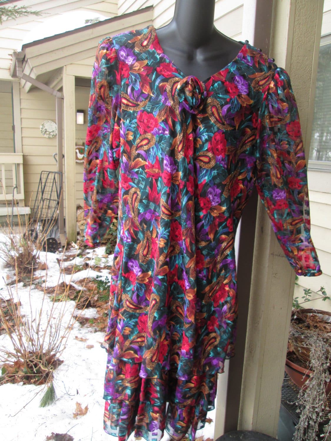 Jo Hana York 3 Gestuftes Schmuckstück Gepunktetes Kleid Mit Tollem Ausschnitt. Körper Skimming Und Sehr Fließend. Perfektes Besonderes Anlasskleid von MrsHummelsBasement