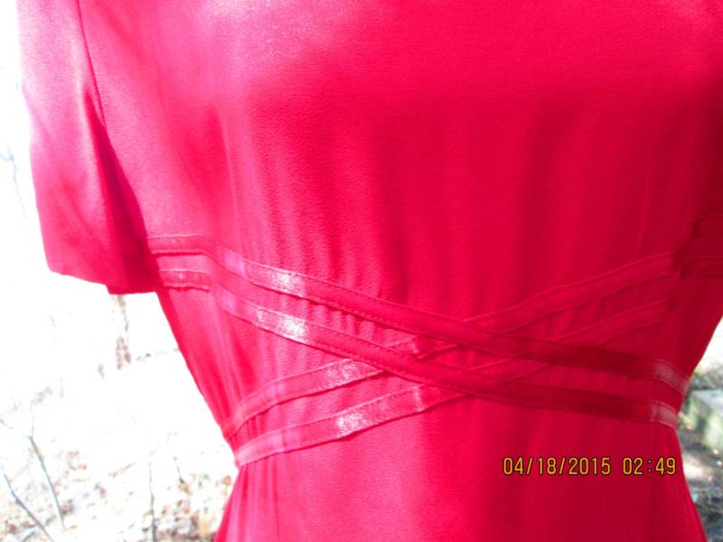 John Roberts Großzügige Größe 10 Wunderschönes Rotes Midi Kleid. Exzellenter Vintage. Acetat Und Rayon. Kaum, Wenn Je Getragen. Schulterpolster von MrsHummelsBasement