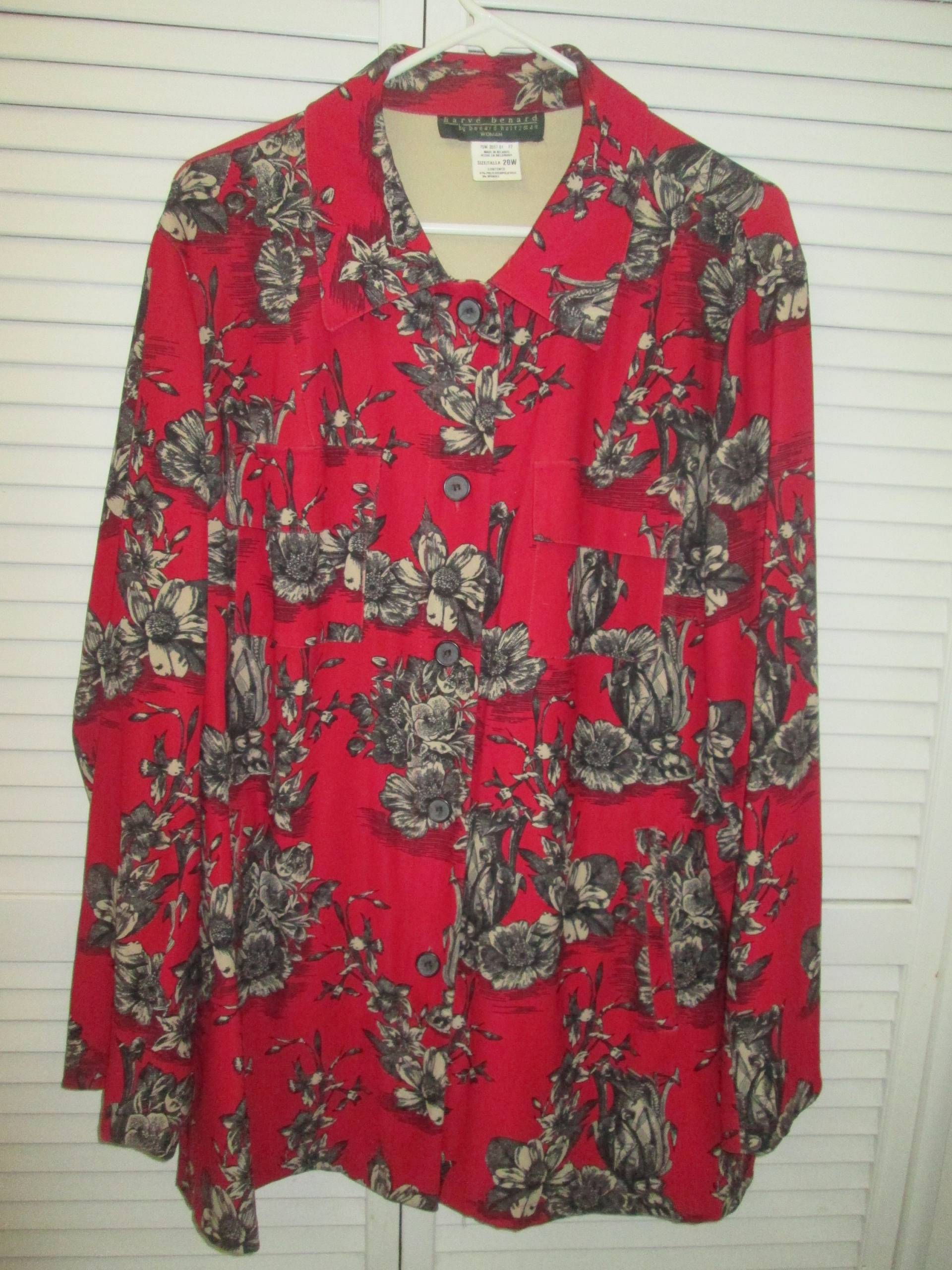 Plus Größe 20W Langes Hemdjacke Von Havre Bernard. Leuchtend Rot Mit Schwarzen Und Weißen Blumenmuster. Als Eine Bluse Oder Jacke Tragen von MrsHummelsBasement