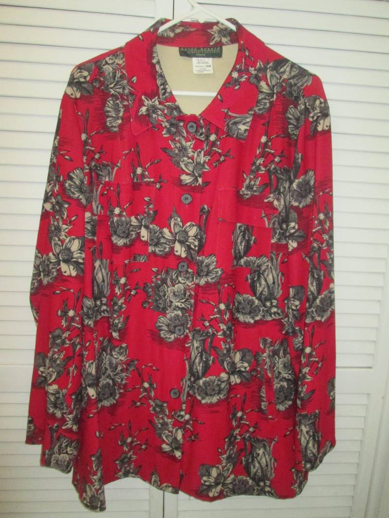 Plus Größe 20W Langes Hemdjacke Von Havre Bernard. Leuchtend Rot Mit Schwarzen Und Weißen Blumenmuster. Als Eine Bluse Oder Jacke Tragen von MrsHummelsBasement