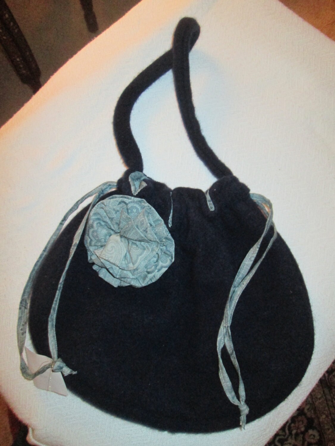 Recycling-Wolle Handtasche in Tief Dunkelblau Mit Kattun Blume Und Futter. Drawstring Schließen. Tags Auf Ewesd Pullover. Tolles Geschenk von MrsHummelsBasement
